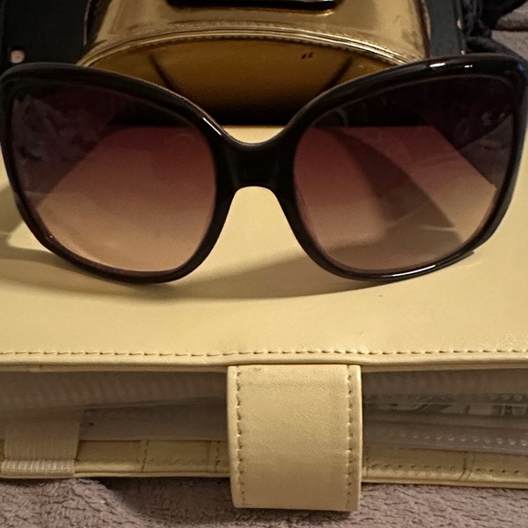 Tory Burch Accessories - Tory Burch Elegant Black Sunglasses